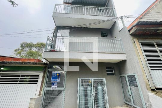 Placa instalada na fachada do imóvel de apartamento para alugar com 1 quarto, 22m² em Vila Operária, Guarulhos
