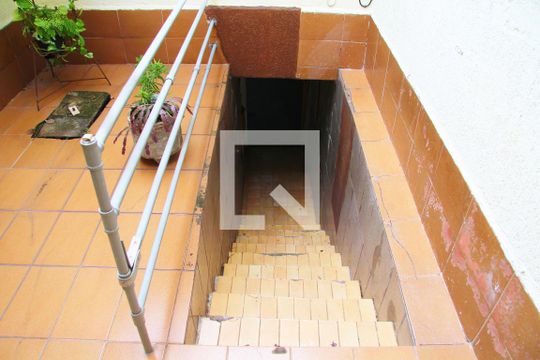 Escada acesso a Garagem  de casa à venda com 2 quartos, 120m² em Vila Harmonia, Guarulhos