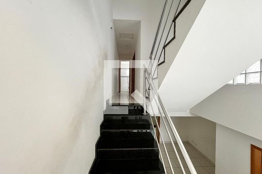 Escada de casa à venda com 3 quartos, 104m² em Jardim Rossin, São Paulo