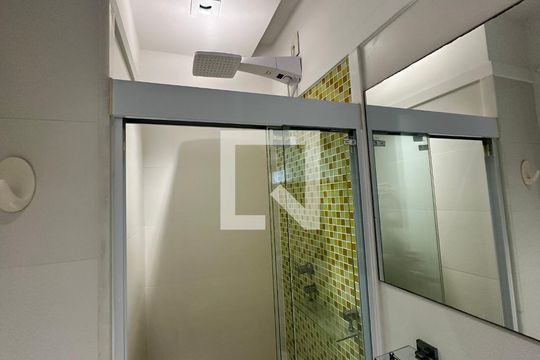 Banheiro da Suíte 1 de casa de condomínio para alugar com 5 quartos, 360m² em Barra da Tijuca, Rio de Janeiro