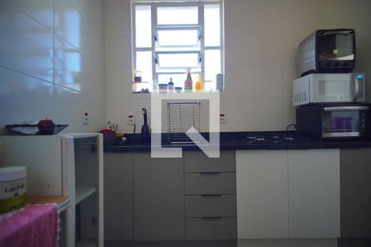 Cozinha de apartamento à venda com 1 quarto, 47m² em Passo D’areia, Porto Alegre