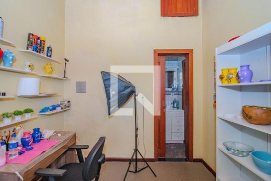 Suíte ( Casa Fundos) de casa à venda com 4 quartos, 96m² em Rubem Berta, Porto Alegre