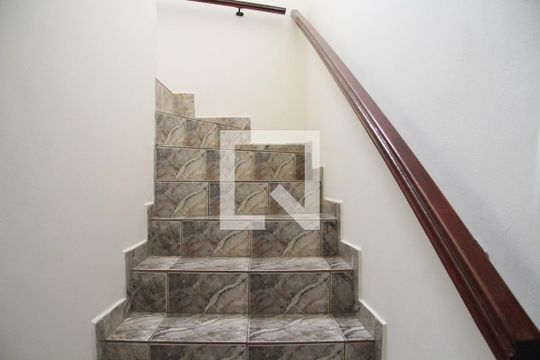 Escada acesso aos Quartos de casa para alugar com 3 quartos, 220m² em Jardim Santa Clara, Guarulhos