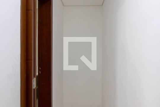 Corredor de casa para alugar com 2 quartos, 53m² em Jardim Flor da Montanha, Guarulhos