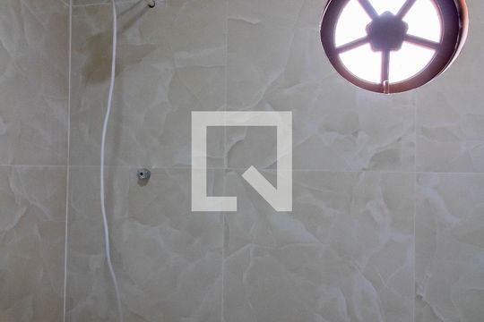 Banheiro de casa para alugar com 2 quartos, 53m² em Jardim Flor da Montanha, Guarulhos