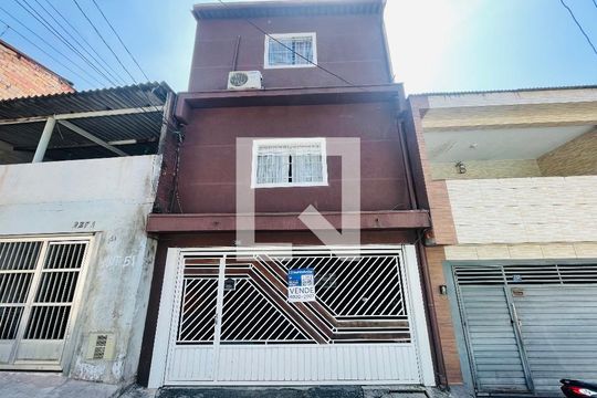 Placa instalada na fachada do imovel de casa à venda com 2 quartos, 80m² em Vale dos Machados, Guarulhos