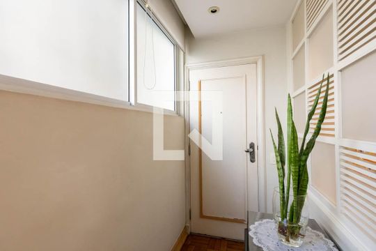 Hall de Serviço de apartamento à venda com 3 quartos, 156m² em Higienópolis, São Paulo
