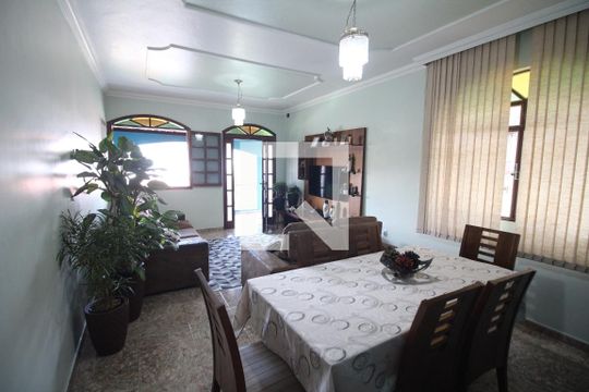 Sala de casa à venda com 4 quartos, 273m² em Tirol, Contagem