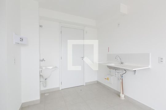 Sala / Cozinha de apartamento para alugar com 2 quartos, 35m² em Vila Carmosina, São Paulo