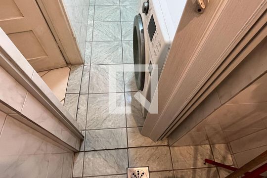 Banheiro de serviço de apartamento para alugar com 3 quartos, 100m² em José Menino, Santos
