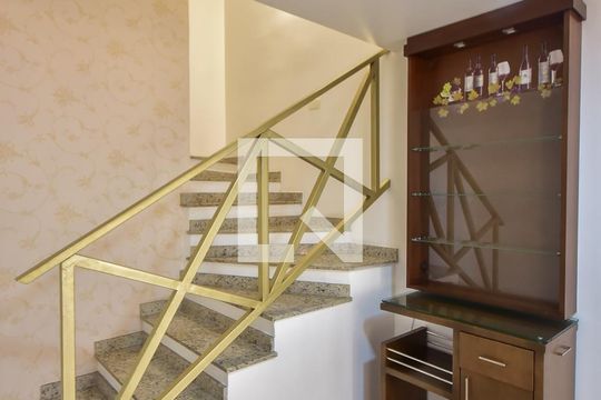 Escada de casa de condomínio para alugar com 4 quartos, 200m² em Jardim Ampliacao, São Paulo