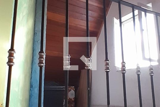 Escada de casa à venda com 3 quartos, 134m² em Jardim Monte Azul, São Paulo