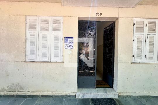 Plaquinha instalada de apartamento para alugar com 2 quartos, 65m² em Urca, Rio de Janeiro
