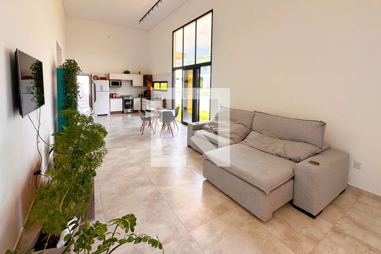 Sala de TV de casa de condomínio para alugar com 4 quartos, 186m² em São João do Rio Vermelho, Florianópolis