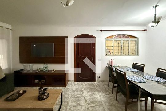 Sala  de casa para alugar com 2 quartos, 161m² em Jardim Monte Azul, São Paulo