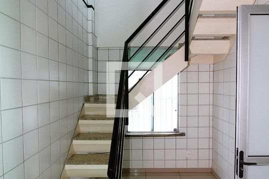 Escada de apartamento para alugar com 4 quartos, 240m² em Buritis, Belo Horizonte