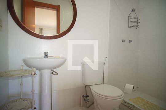 Banheiro da Suíte de apartamento para alugar com 2 quartos, 56m² em Jardim Carvalho, Porto Alegre