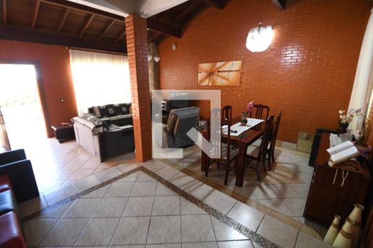 Sala de casa de condomínio para alugar com 4 quartos, 476m² em Conjunto Habitacional Vila Santana (sousas), Campinas