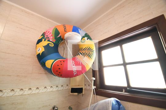 Banheiro de serviço de casa de condomínio à venda com 4 quartos, 476m² em Conjunto Habitacional Vila Santana (sousas), Campinas