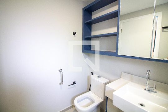 Banheiro de kitnet/studio para alugar com 1 quarto, 49m² em Campo Belo, São Paulo