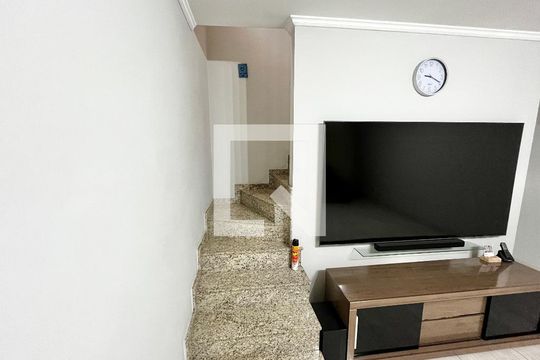 Escada de casa para alugar com 3 quartos, 175m² em Casa Verde Alta, São Paulo