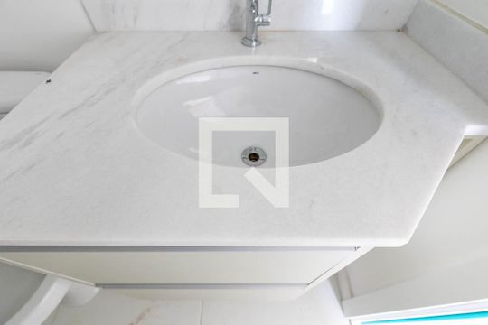 Banheiro Social de kitnet/studio para alugar com 1 quarto, 25m² em República, São Paulo