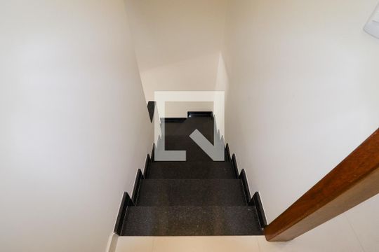 Escada de casa à venda com 3 quartos, 144m² em Parque Maria Domitila, São Paulo