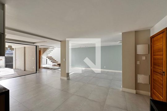 Sala de casa de condomínio à venda com 3 quartos, 300m² em Jacarepaguá, Rio de Janeiro