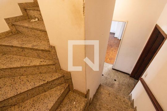 Escadas de casa para alugar com 3 quartos, 300m² em Jardim da Gloria, São Paulo