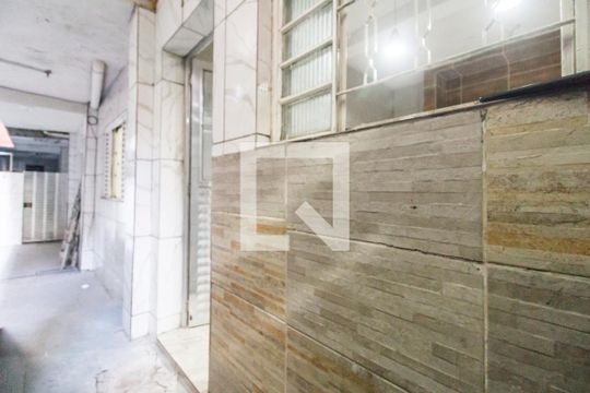 Entrada de casa para alugar com 2 quartos, 75m² em Vila Janete, Carapicuíba