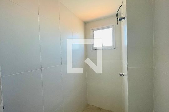 Banheiro de apartamento à venda com 2 quartos, 56m² em Vila Galvão, Guarulhos