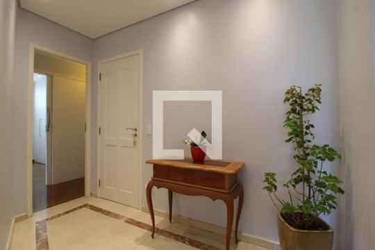 Hall de Entrada de apartamento à venda com 4 quartos, 212m² em Vila Nova Conceição, São Paulo