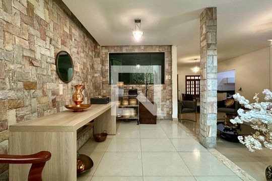 Sala  de casa à venda com 4 quartos, 446m² em Carlos Prates, Belo Horizonte