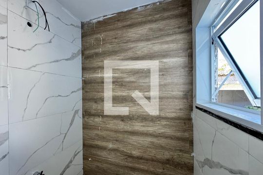 Banheiro Social de casa de condomínio à venda com 3 quartos, 88m² em Vargem Pequena, Rio de Janeiro