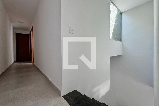 Corredor de casa de condomínio à venda com 3 quartos, 88m² em Vargem Pequena, Rio de Janeiro
