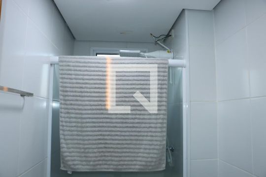 Banheiro da Suíte de apartamento para alugar com 3 quartos, 61m² em Jardim Marilu, Carapicuíba