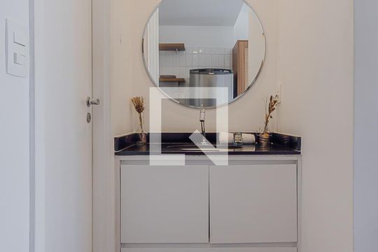 Banheiro de kitnet/studio para alugar com 1 quarto, 25m² em Cerqueira César, São Paulo