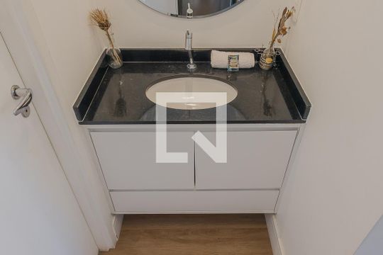 Banheiro de kitnet/studio para alugar com 1 quarto, 25m² em Cerqueira César, São Paulo