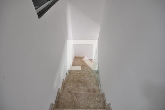 Escada de casa para alugar com 3 quartos, 109m² em Vila Rosa, São Paulo