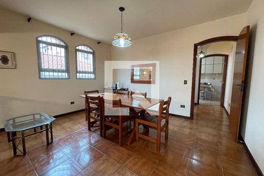 Sala de casa à venda com 4 quartos, 350m² em Jardim das Vertentes, São Paulo