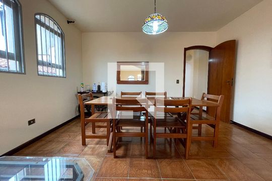Sala de casa à venda com 4 quartos, 350m² em Jardim das Vertentes, São Paulo