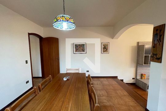 Sala de casa à venda com 4 quartos, 350m² em Jardim das Vertentes, São Paulo