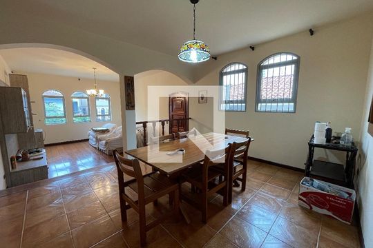 Sala de casa à venda com 4 quartos, 350m² em Jardim das Vertentes, São Paulo