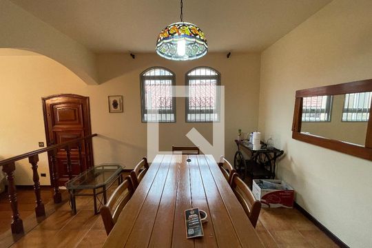 Sala de casa à venda com 4 quartos, 350m² em Jardim das Vertentes, São Paulo