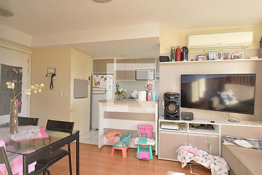 Sala de apartamento à venda com 2 quartos, 71m² em Passo da Areia, Porto Alegre