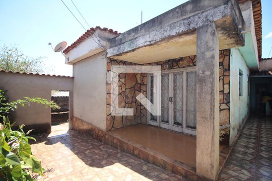 Quintal de casa à venda com 3 quartos, 396m² em Jardim Industrial, Contagem