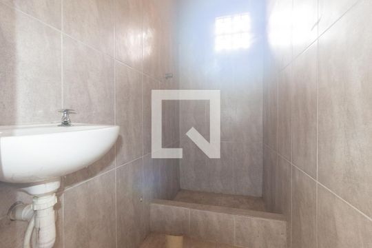 Banheiro social de casa de condomínio para alugar com 1 quarto, 35m² em Guaratiba, Rio de Janeiro