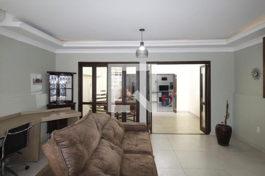Sala de casa à venda com 3 quartos, 200m² em São João, Porto Alegre