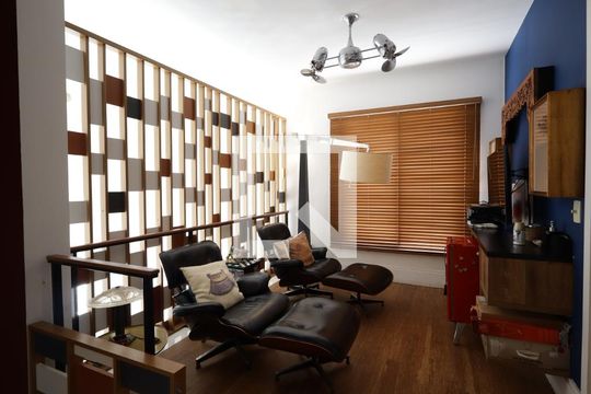 Sala Intima de casa de condomínio à venda com 4 quartos, 420m² em Jardim Leonor, São Paulo