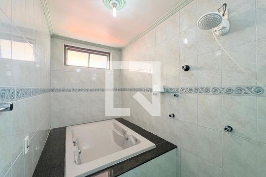 Banheiro da Suíte de casa à venda com 3 quartos, 200m² em Jardim Florestal, Jundiaí
